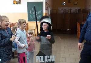 dziecko zapoznaje się ze sprzętem policyjnym 4