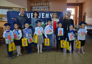 pamiątkowe zdjęcie po ślubowaniu z niespodziankami i nauczycielami