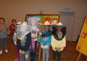 Dzieci w stroju pszczelarza