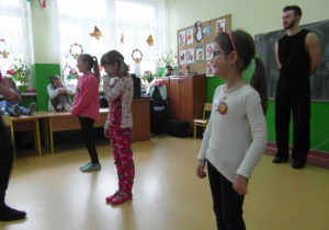 Nauka tańca dzieci przez tancerzy 1