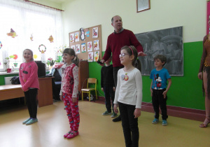 Nauka tańca dzieci przez tancerzy 2