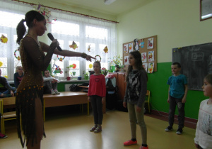 Nauka tańca dzieci przez tancerzy 3