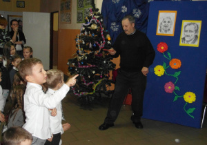 Dziadek uczestniczy w konkursie w podbijaniu piłeczki pingpongowej