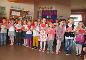 Dzieci grupowo pokazują serduszka z papieru