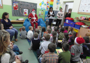 Mikołaj opowiada dzieciom