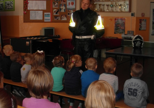 Dzieci słuchają prelekcji policjantów 2