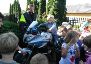 Dziecko na motorze policjanta 1