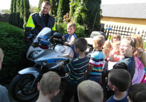 Dziecko na motorze policjanta 2