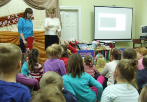 Pracownicy Biblioteki Miejskiej w Opocznie opowiadają dzieciom o pracy w bibliotece.