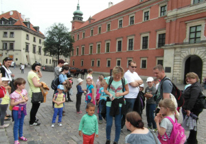 Dzieci przed Zamkiem Królewskim w Warszawie