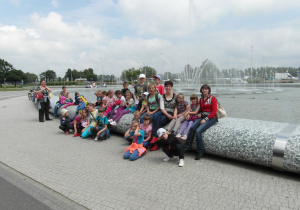 Dzieci przy fontannach