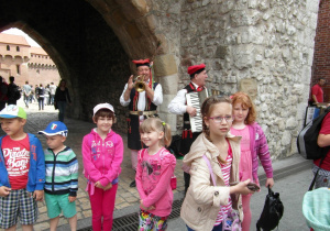 Dzieci przy Bramie Floriańskiej w Krakowie