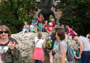 Dzieci pozują przy pomniku Smoka Wawelskiego