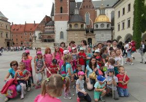 Dzieci przy Katedrze Wawelskiej
