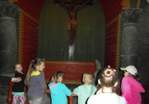 Dzieci przed figura Jezusa z soli