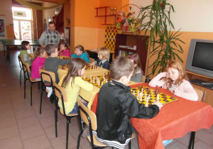 Dzieci grają w szachy 1