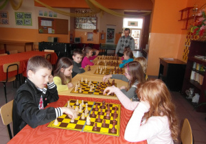 Dzieci grają w szachy 2
