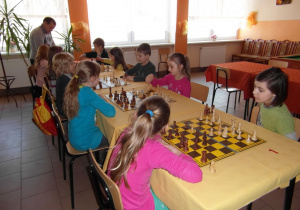 Dzieci grają w szachy 3