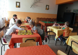 Dzieci grają w szachy 4