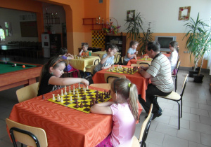 Dzieci grają w szachy 5