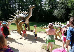 dzieci na tle dinozaura 3