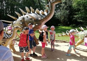 dzieci na tle dinozaura 4