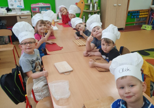 dzieci w czapkach kucharskich