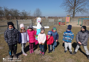 pamiątkowe zdjęcie uczniów z marzanna na zewnątrz