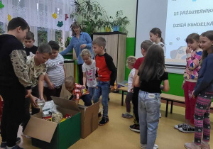 pakowanie przez dzieci karmy do pudełka 2