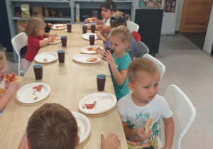 przedszkolaki jedzą pizzę