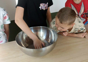 dziecko przygotowuje zaczyn drożdżowy do ciasta
