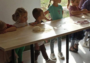 dzieci wałkują ciasto