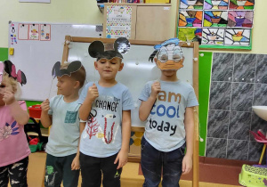 dzieci w maskach bajkowych 1