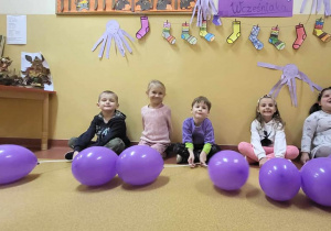 wspólne zdjęcie z balonami dzieci z grupy przedszkolnej