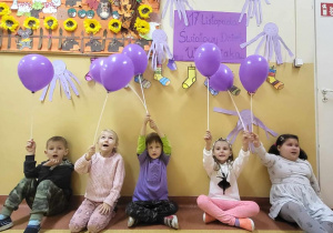 wspólne zdjęcie z balonami uniesionymi do góry dzieci z grupy przedszkolnej