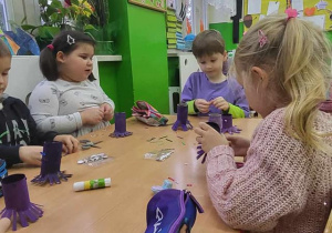 wykonywanie tekturowej ośmiornicy symbolu wcześniaków 4