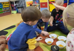 Dzieci jedzą przysmak misia - miód