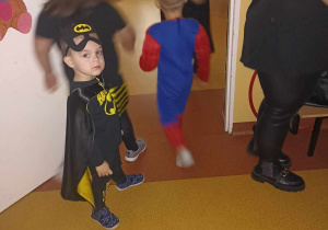 dziecko w przebraniu Batmana