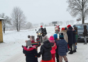 Mikołaj podjeżdza pod szkołę na motorze