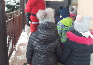 Mikołaj wchodzi do przedszkola