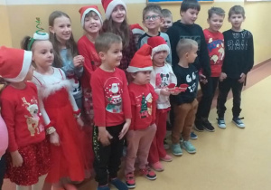 Dzieci śpiewają piosenkę Mikołajowi