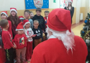 Dzieci mówią wierszyk Mikołajowi