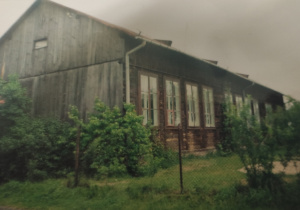Drewniany budynek szkoły z przed wojny
